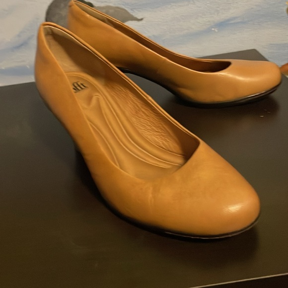 Comfortable dress shoes with 2 inch heel - Picture 3 of 5